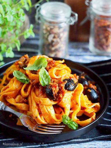 Zdjęcie - Makaron w pikantnym sosie z wieprzowiną i suszonymi pomidorami / Spicy pork and sun-dried tomato pasta - Przepisy kulinarne ze zdjęciami