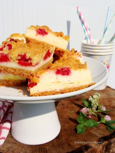 Zdjęcie - Kruche ciasto z pianką budyniową i owocami - Przepisy kulinarne ze zdjęciami