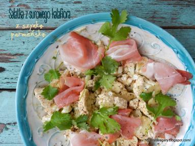 Zdjęcie - Sałatka z surowego kalafiora z szynką parmeńską - Przepisy kulinarne ze zdjęciami