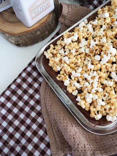 Zdjęcie - Brownie z popcornem w solonym karmelu - Przepisy kulinarne ze zdjęciami
