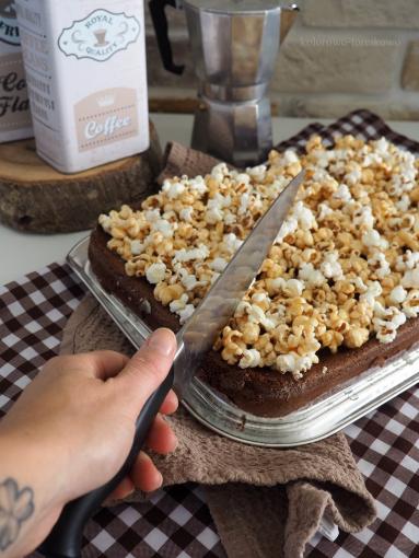 Zdjęcie - Brownie z popcornem w solonym karmelu - Przepisy kulinarne ze zdjęciami