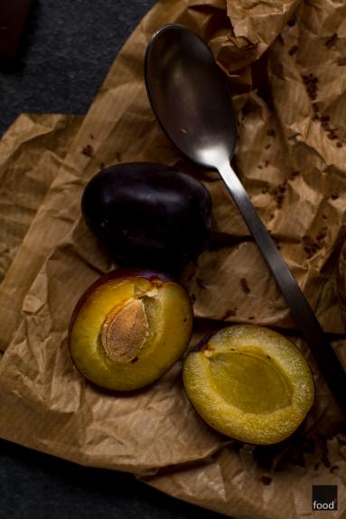 Zdjęcie - Czekoladowo-waniliowy budyń z kaszy jaglanej ze śliwkami - Przepisy kulinarne ze zdjęciami