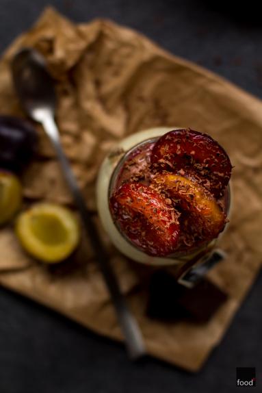 Zdjęcie - Czekoladowo-waniliowy budyń z kaszy jaglanej ze śliwkami - Przepisy kulinarne ze zdjęciami