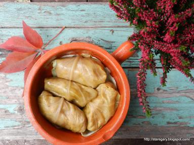 Zdjęcie - Gołąbki z ziemniakami w liściach kiszonej kapusty - Przepisy kulinarne ze zdjęciami
