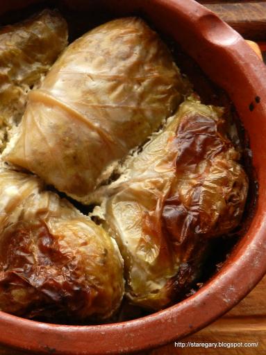 Zdjęcie - Gołąbki z ziemniakami w liściach kiszonej kapusty - Przepisy kulinarne ze zdjęciami