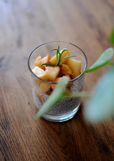 Zdjęcie - Śniadanie do łóżka #223: Pudding chia z karmelizowanymi jabłkami - Przepisy kulinarne ze zdjęciami