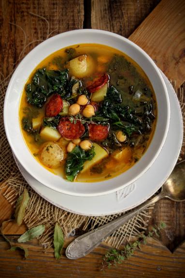 Zdjęcie - Zupa z jarmużem, ciecierzycą i chorizo - Przepisy kulinarne ze zdjęciami