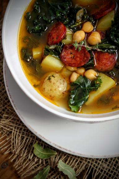 Zdjęcie - Zupa z jarmużem, ciecierzycą i chorizo - Przepisy kulinarne ze zdjęciami