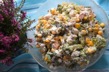 Zdjęcie - Sałatka z brokułem, prażonym słonecznikiem, wędzonym kurczakiem, fetą, kukurydzą i czosnkiem - Przepisy kulinarne ze zdjęciami