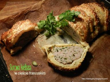 Zdjęcie - Surowa kiełbasa w cieście francuskim - Przepisy kulinarne ze zdjęciami