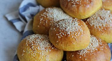 Zdjęcie - Dyniowe bułki do burgerów - Przepisy kulinarne ze zdjęciami