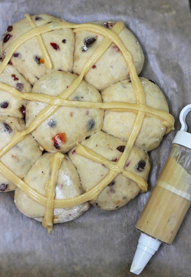 Zdjęcie - Wielkanocne bułeczki hot cross buns - Przepisy kulinarne ze zdjęciami