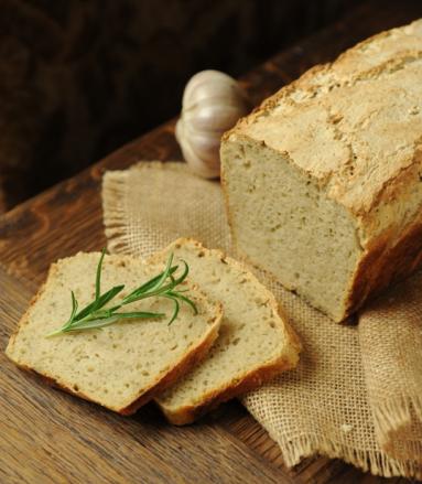 Zdjęcie - Chleb orkiszowy z pieczonym czosnkiem i ziołami - Przepisy kulinarne ze zdjęciami