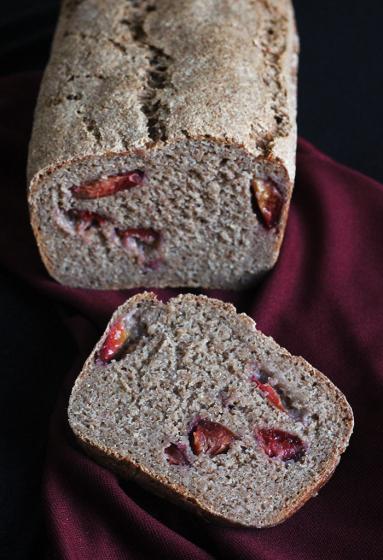 Zdjęcie - Chleb razowy z węgierkami na zakwasie żytnim - Przepisy kulinarne ze zdjęciami