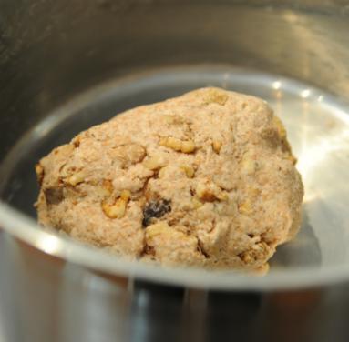 Zdjęcie - Razowe bułeczki z karmelizowanymi orzechami - Przepisy kulinarne ze zdjęciami