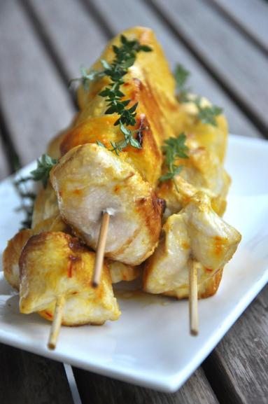 Zdjęcie - Cytrynowe szaszłyki z kurczaka z szafranem i tymiankiem - Przepisy kulinarne ze zdjęciami