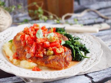Zdjęcie - Panierowana pierś z kurczaka z salsą pomidorową / Chicken in Breadcrumbs With Tomato Salsa - Przepisy kulinarne ze zdjęciami