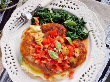 Zdjęcie - Panierowana pierś z kurczaka z salsą pomidorową / Chicken in Breadcrumbs With Tomato Salsa - Przepisy kulinarne ze zdjęciami