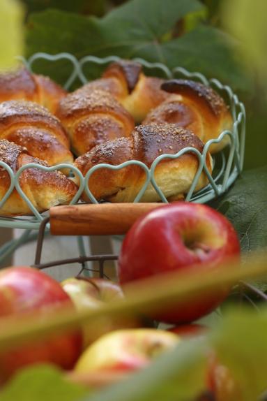 Zdjęcie - Rogaliki drożdżowe z jabłkiem w cynamonie - Przepisy kulinarne ze zdjęciami