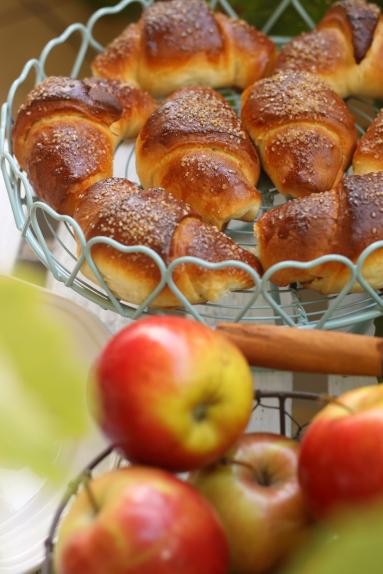 Zdjęcie - Rogaliki drożdżowe z jabłkiem w cynamonie - Przepisy kulinarne ze zdjęciami