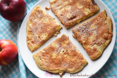 Zdjęcie - Omlet biszkoptowy z jabłkami i cynamonem - Przepisy kulinarne ze zdjęciami