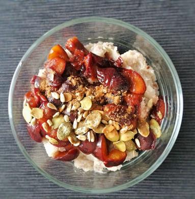 Zdjęcie - Kokosowa kasza gryczana z karmelizowaną śliwką najlepsza na śniadanie | Kuchnia Adama - Przepisy kulinarne ze zdjęciami