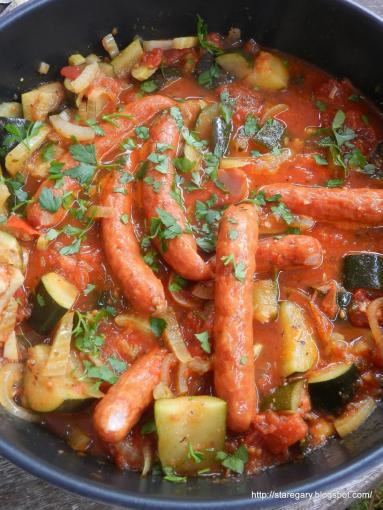 Zdjęcie - Kiełbaski z sosem z cukinii , pomidorów  i fenkuła - w wolnowarze - Przepisy kulinarne ze zdjęciami