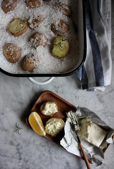 Zdjęcie - Ziemniaki pieczone w soli - Przepisy kulinarne ze zdjęciami