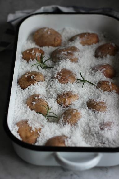 Zdjęcie - Ziemniaki pieczone w soli - Przepisy kulinarne ze zdjęciami