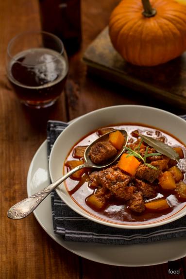 Zdjęcie - Gulasz wołowy z dynią na ciemnym piwie - Przepisy kulinarne ze zdjęciami