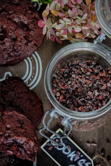 Zdjęcie - Ciastka czekoladowe z ziarnami kakaowca - Przepisy kulinarne ze zdjęciami