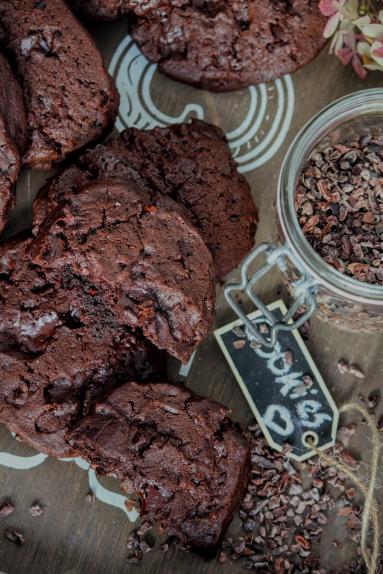 Zdjęcie - Ciastka czekoladowe z ziarnami kakaowca - Przepisy kulinarne ze zdjęciami