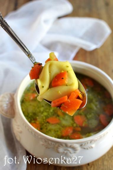 Zdjęcie - Zupa z tortellini i brokułem - Przepisy kulinarne ze zdjęciami