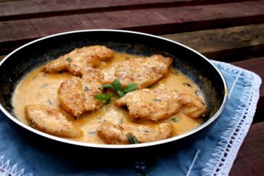 Zdjęcie - Filety z kurczaka w delikatnym kremowym sosie - Przepisy kulinarne ze zdjęciami