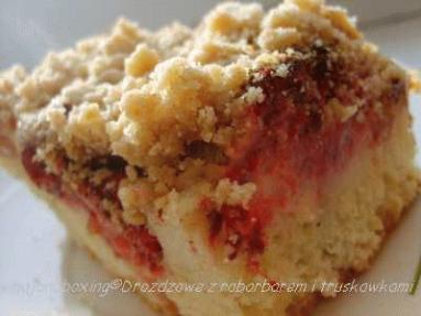Zdjęcie - Ciasto drożdżowe z truskawkami, rabarbarem i kruszonką   - Przepisy kulinarne ze zdjęciami