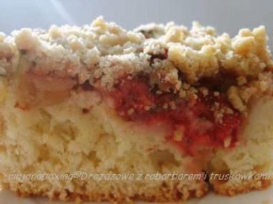 Zdjęcie - Ciasto drożdżowe z truskawkami, rabarbarem i kruszonką   - Przepisy kulinarne ze zdjęciami