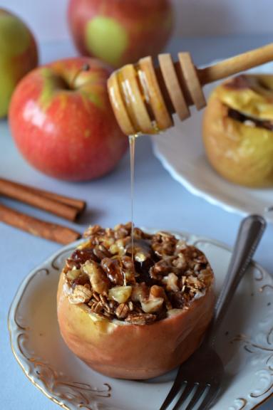 Zdjęcie - Jabłka pieczone z płatkami owsianymi i  orzechami - Przepisy kulinarne ze zdjęciami