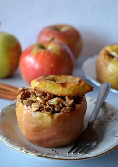 Zdjęcie - Jabłka pieczone z płatkami owsianymi i  orzechami - Przepisy kulinarne ze zdjęciami