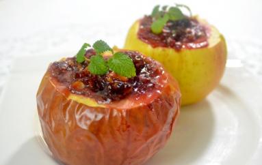 Zdjęcie - Jabłka pieczone z dżemem wiśniowym i orzechami - Smakowite Dania - Przepisy kulinarne ze zdjęciami