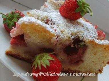 Zdjęcie - Maślankowe ciasto z truskawkami  - Przepisy kulinarne ze zdjęciami