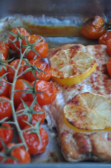 Zdjęcie - Łosoś z pieca z pomidorkami - Przepisy kulinarne ze zdjęciami