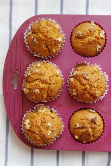 Zdjęcie - Batatowe muffinki z orzechami - Przepisy kulinarne ze zdjęciami