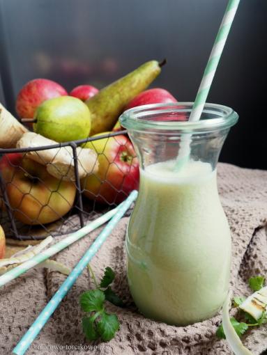 Zdjęcie - Sok z jabłkowo-gruszkowy z pietruszką i imbirem - Przepisy kulinarne ze zdjęciami