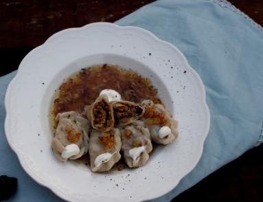 Zdjęcie - Pierogi z mięsem kaczki i suszonymi śliwkami - Przepisy kulinarne ze zdjęciami