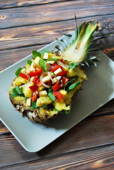 Zdjęcie - Sałatka ze świeżego ananasa - Przepisy kulinarne ze zdjęciami