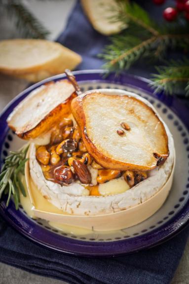 Zdjęcie - Pieczony camembert ze smażonymi gruszkami i mieszanką orzechów w miodzie - Przepisy kulinarne ze zdjęciami