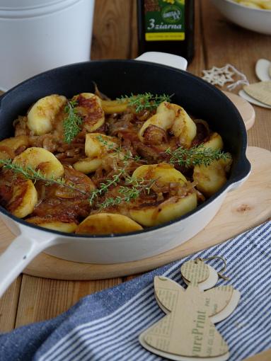 Zdjęcie - Kotlety schabowe duszone z cebulą i jabłkami - Przepisy kulinarne ze zdjęciami