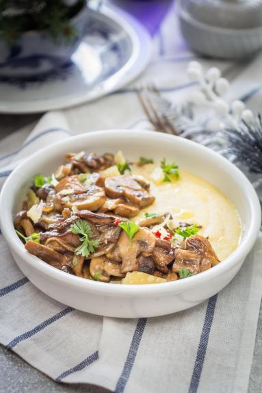 Zdjęcie - Wegetariański gulasz grzybowy z kremową polentą - Przepisy kulinarne ze zdjęciami