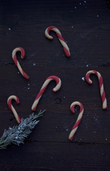 Zdjęcie - Ciastka świąteczne laski (candy canes cookies) - Przepisy kulinarne ze zdjęciami