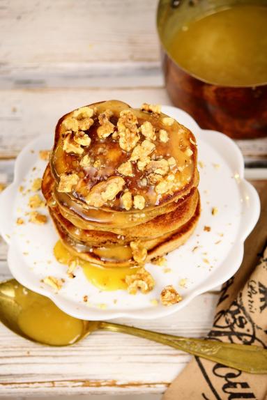 Zdjęcie - Bananowe pancakes z solonym sosem karmelowym - Przepisy kulinarne ze zdjęciami